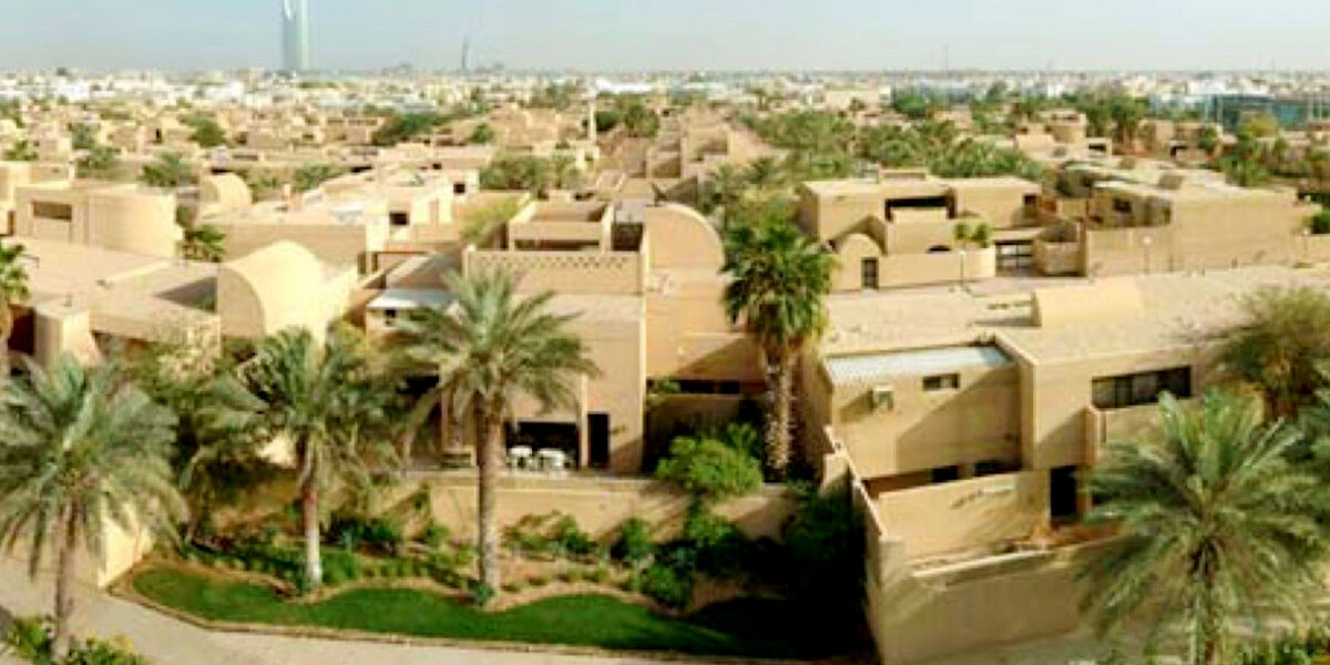 Luftbild über das Gesamtquartier – im Vordergrund Villen für Bedienstete in Botschafterrang